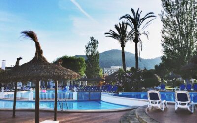 Commercial Pool Resurfacing With White Plaster or White Fiberglass: A Guide for Pasadena Builders